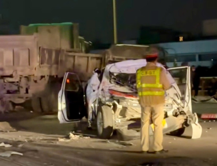 Hiện trường vụ tai nạn liên hoàn giữa 5 ô tô, hai người bị thương ở Hà Nội- Ảnh 1. Hiện trường vụ tai nạn liên hoàn giữa 5 ô tô, hai người bị thương ở Hà Nội- Ảnh 1.