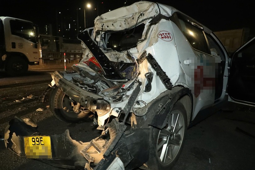 Hiện trường vụ tai nạn liên hoàn giữa 5 ô tô, hai người bị thương ở Hà Nội- Ảnh 4. Hiện trường vụ tai nạn liên hoàn giữa 5 ô tô, hai người bị thương ở Hà Nội- Ảnh 4.