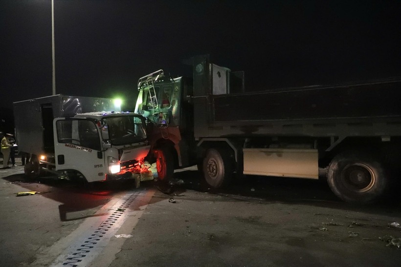 Hiện trường vụ tai nạn liên hoàn giữa 5 ô tô, hai người bị thương ở Hà Nội- Ảnh 2. Hiện trường vụ tai nạn liên hoàn giữa 5 ô tô, hai người bị thương ở Hà Nội- Ảnh 2.