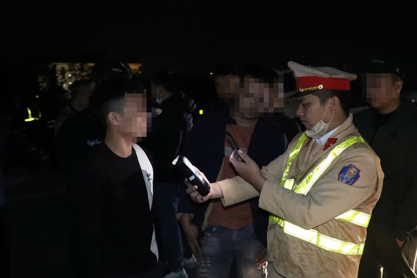 Hiện trường vụ tai nạn liên hoàn giữa 5 ô tô, hai người bị thương ở Hà Nội- Ảnh 5. Hiện trường vụ tai nạn liên hoàn giữa 5 ô tô, hai người bị thương ở Hà Nội- Ảnh 5.