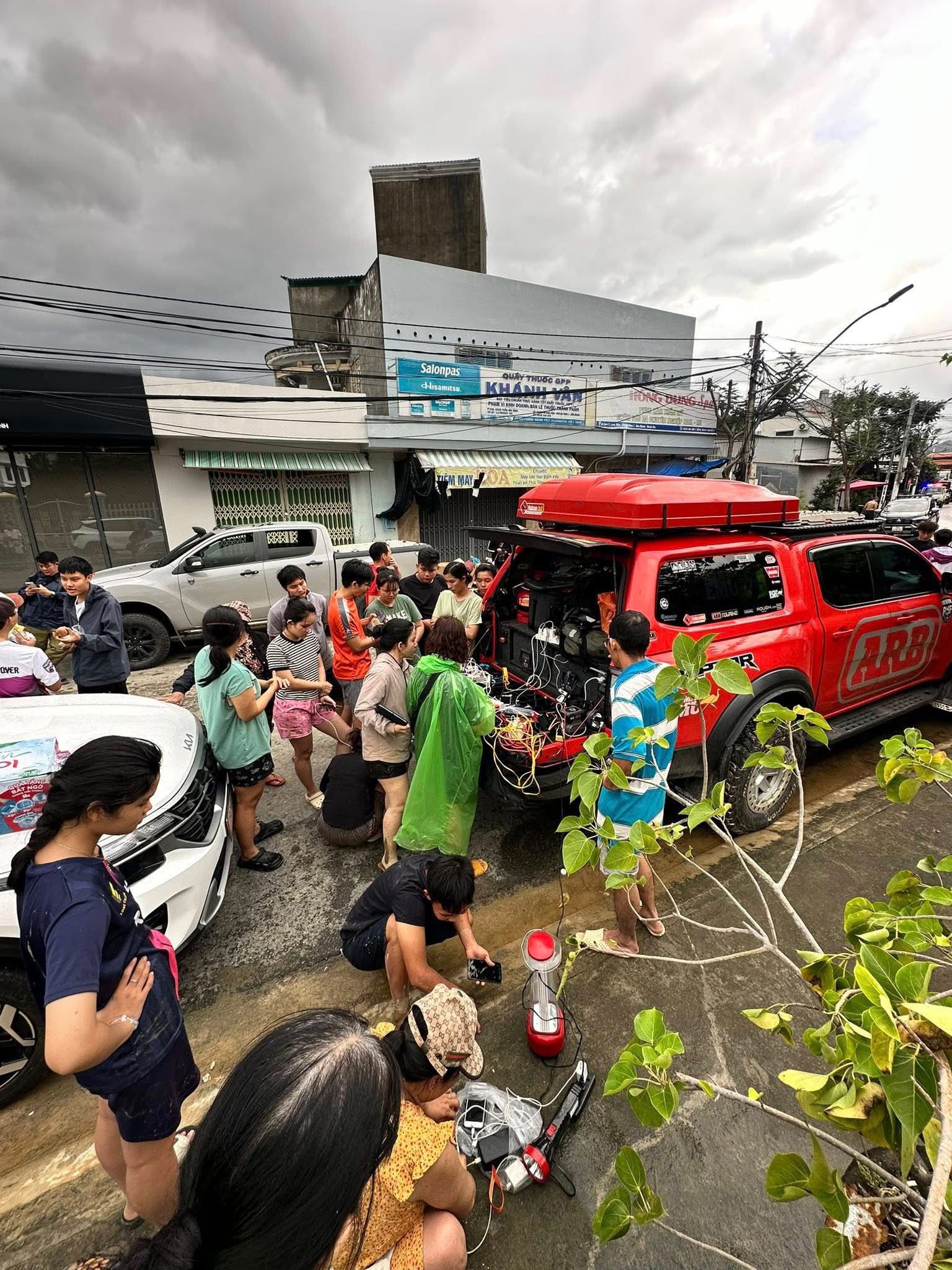 Người đàn ông chạy xe từ TP. Hồ Chí Minh vào Nha Trang để người dân vùng lũ sạc nhờ điện thoại- Ảnh 1.