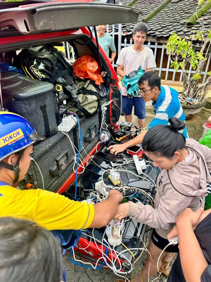 Người đàn ông chạy xe từ TP. Hồ Chí Minh vào Nha Trang để người dân vùng lũ sạc nhờ điện thoại- Ảnh 2.