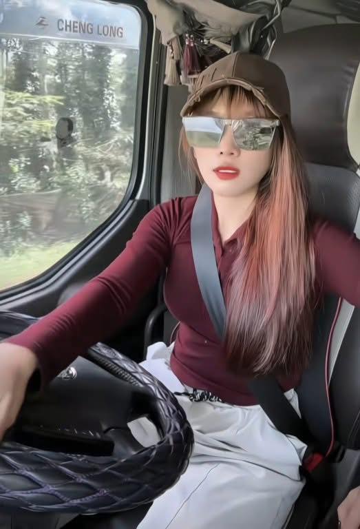 Chân dung nữ tài xế trẻ đẹp lái xe tải chở hàng cứu trợ miễn phí cho miền Trung- Ảnh 2.