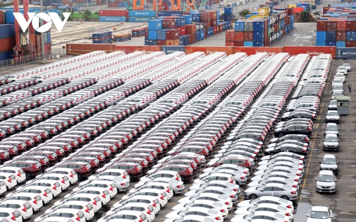 Ô tô ngoại tăng vọt: Việt Nam nhập hơn 171.000 chiếc chỉ trong 10 tháng- Ảnh 1.