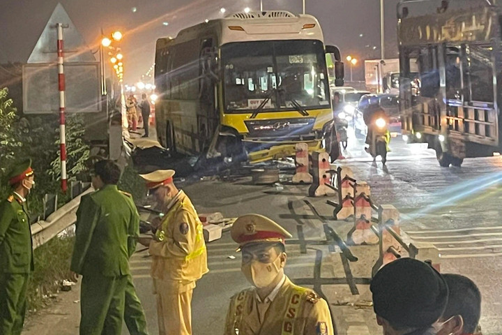 Hà Nội: Ô tô khách mất lái tông vào xe máy trên cầu Thanh Trì, 2 người tử vong- Ảnh 1.