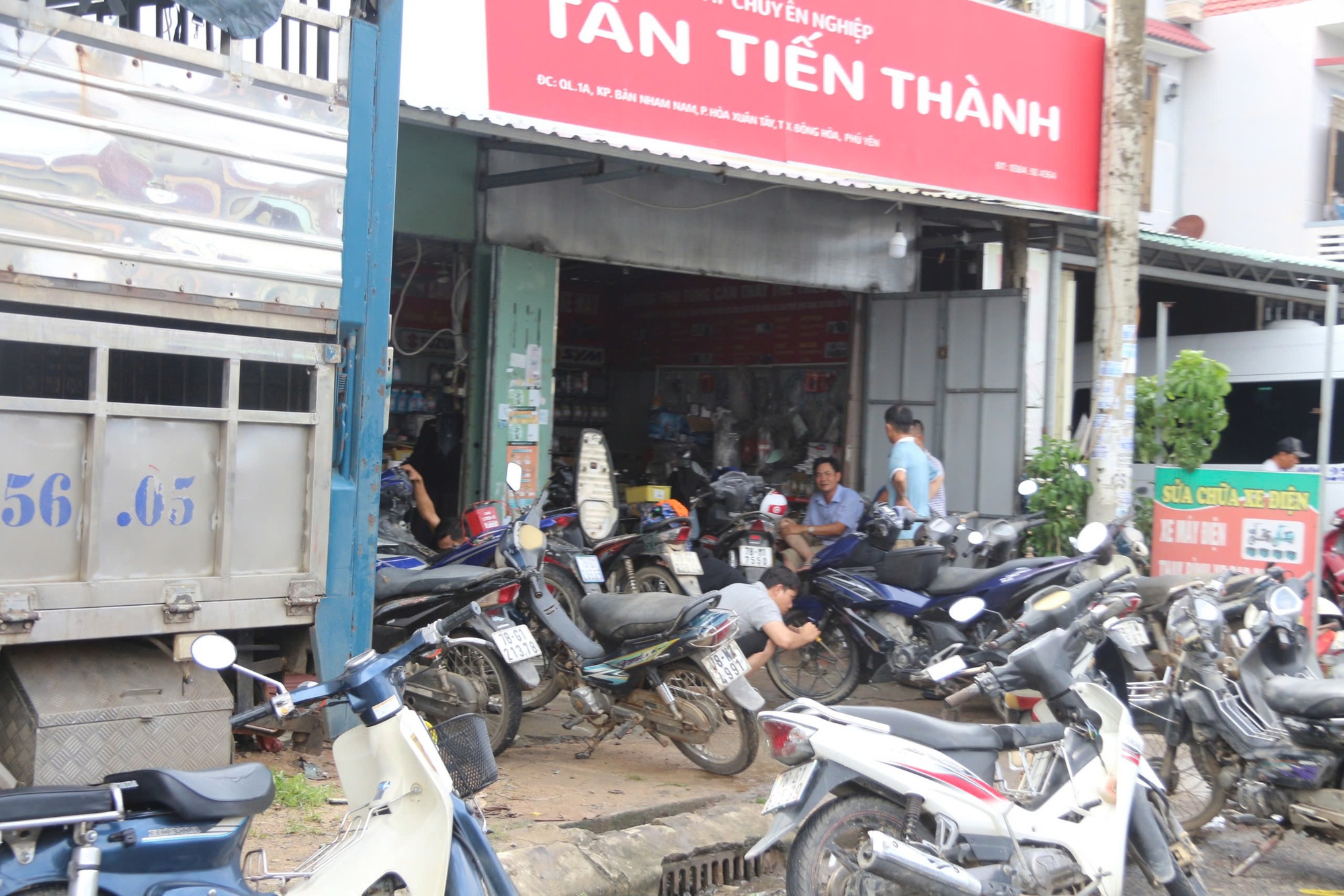 Cảnh người dân Đắk Lắk ùn ùn đi sửa xe sau lũ dữ- Ảnh 4.