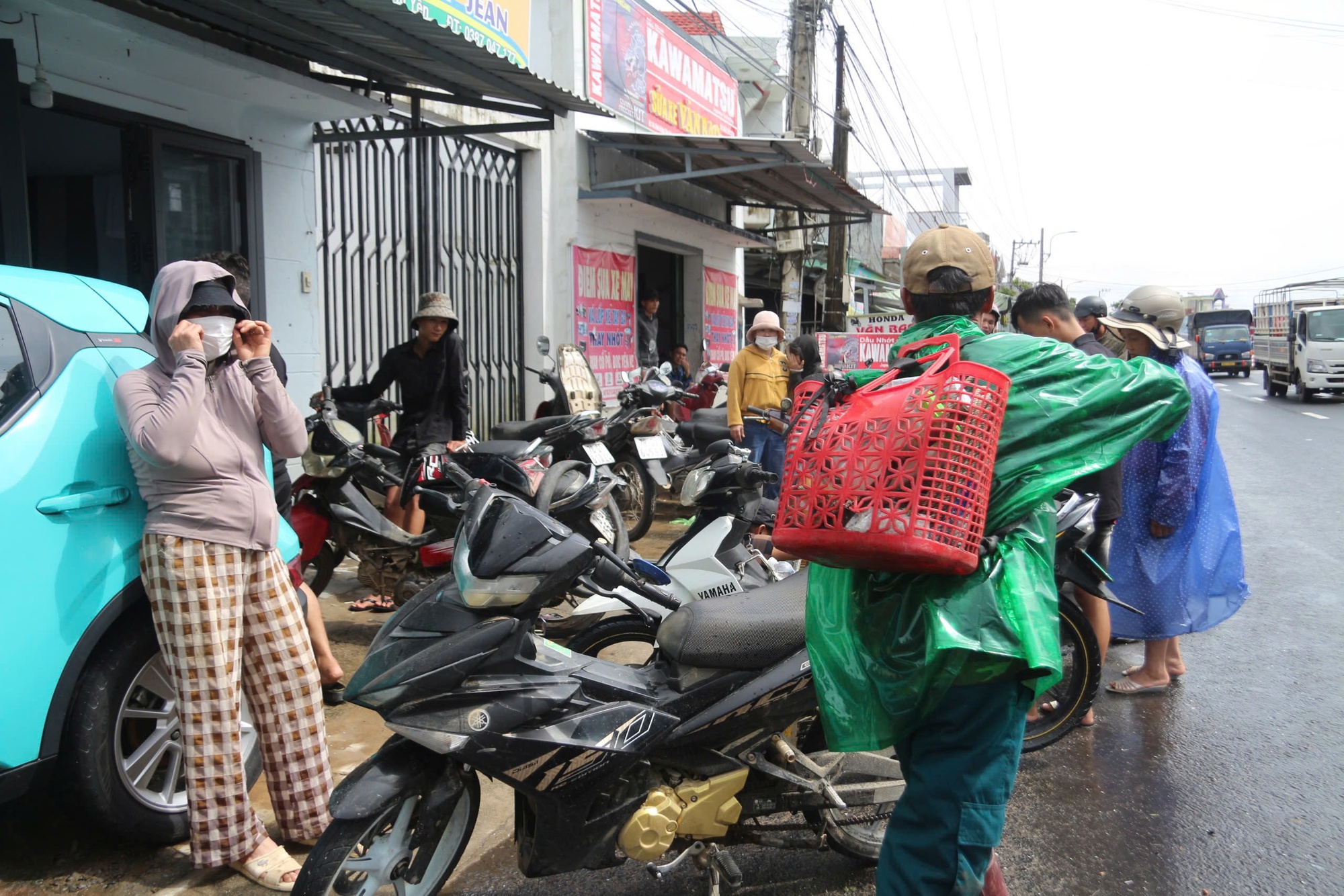 Cảnh người dân Đắk Lắk ùn ùn đi sửa xe sau lũ dữ- Ảnh 5.