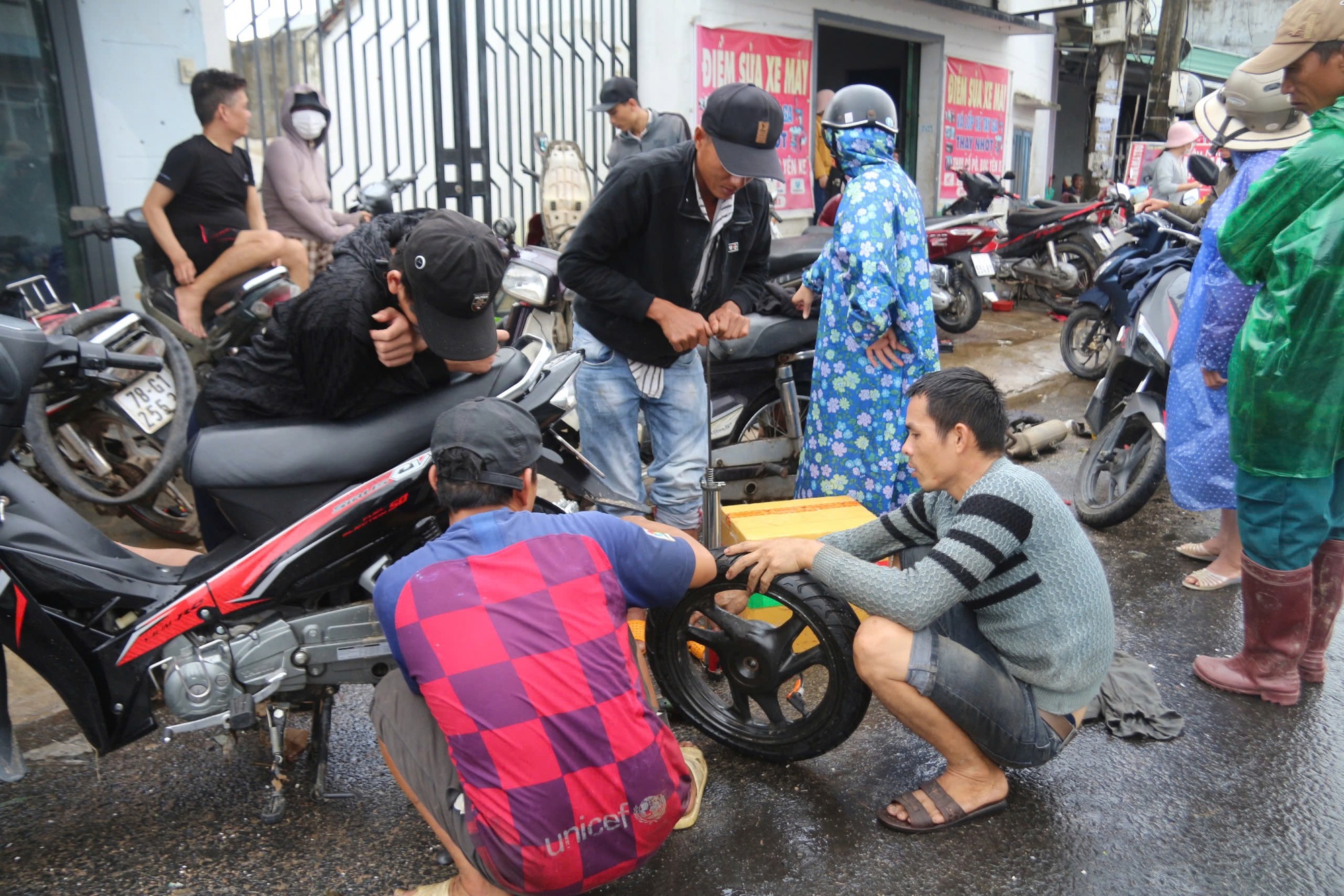 Cảnh người dân Đắk Lắk ùn ùn đi sửa xe sau lũ dữ- Ảnh 6.