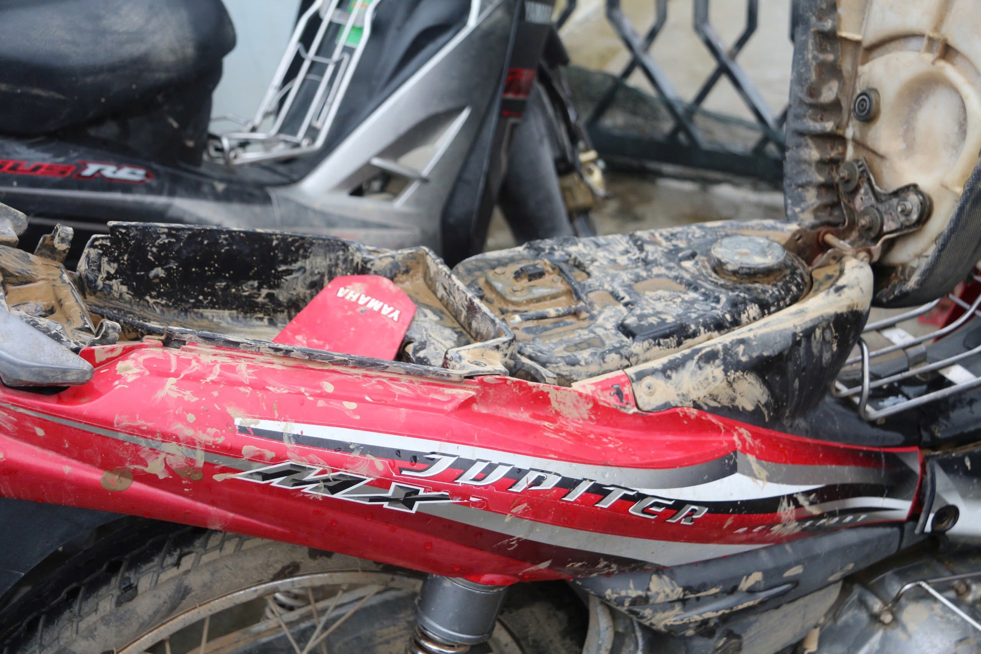 Cảnh người dân Đắk Lắk ùn ùn đi sửa xe sau lũ dữ- Ảnh 7.