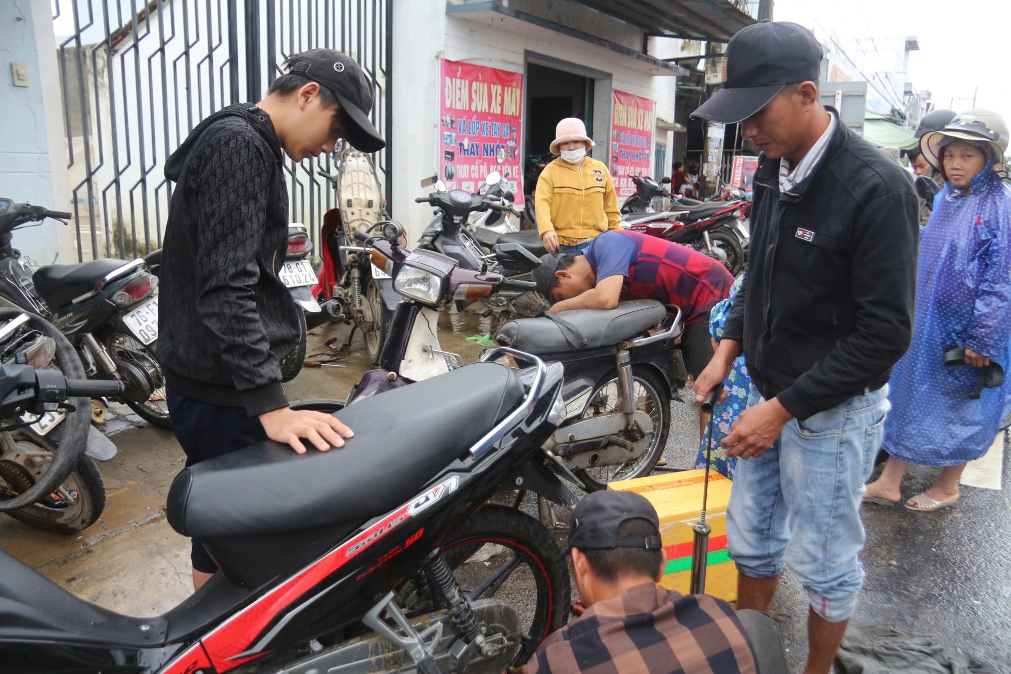 Cảnh người dân Đắk Lắk ùn ùn đi sửa xe sau lũ dữ- Ảnh 8.