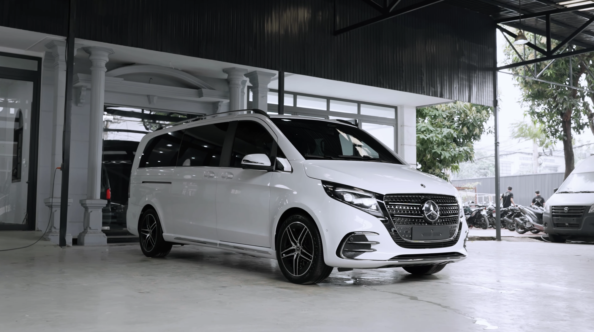 Vừa sắm Mercedes-Benz V-Class mới cứng giá 4 tỷ đồng, chủ xe cho độ lại 4 ghế 'chủ tịch' vì 'không muốn 4 người con phải chịu thiệt'- Ảnh 2.