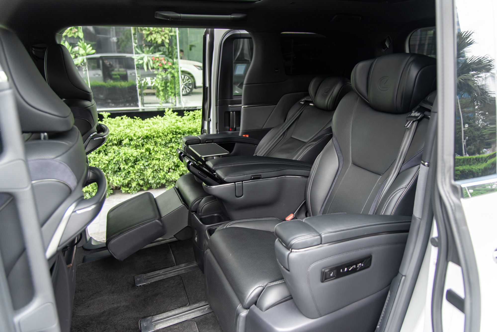 Cầm lái Lexus LM 500h: Góc nhìn rộng như SUV, có chế độ độc quyền cho ông chủ đến LX 600 cũng thèm muốn- Ảnh 7. Cầm lái Lexus LM 500h: Góc nhìn rộng như SUV, có chế độ độc quyền cho ông chủ đến LX 600 cũng thèm muốn- Ảnh 7.