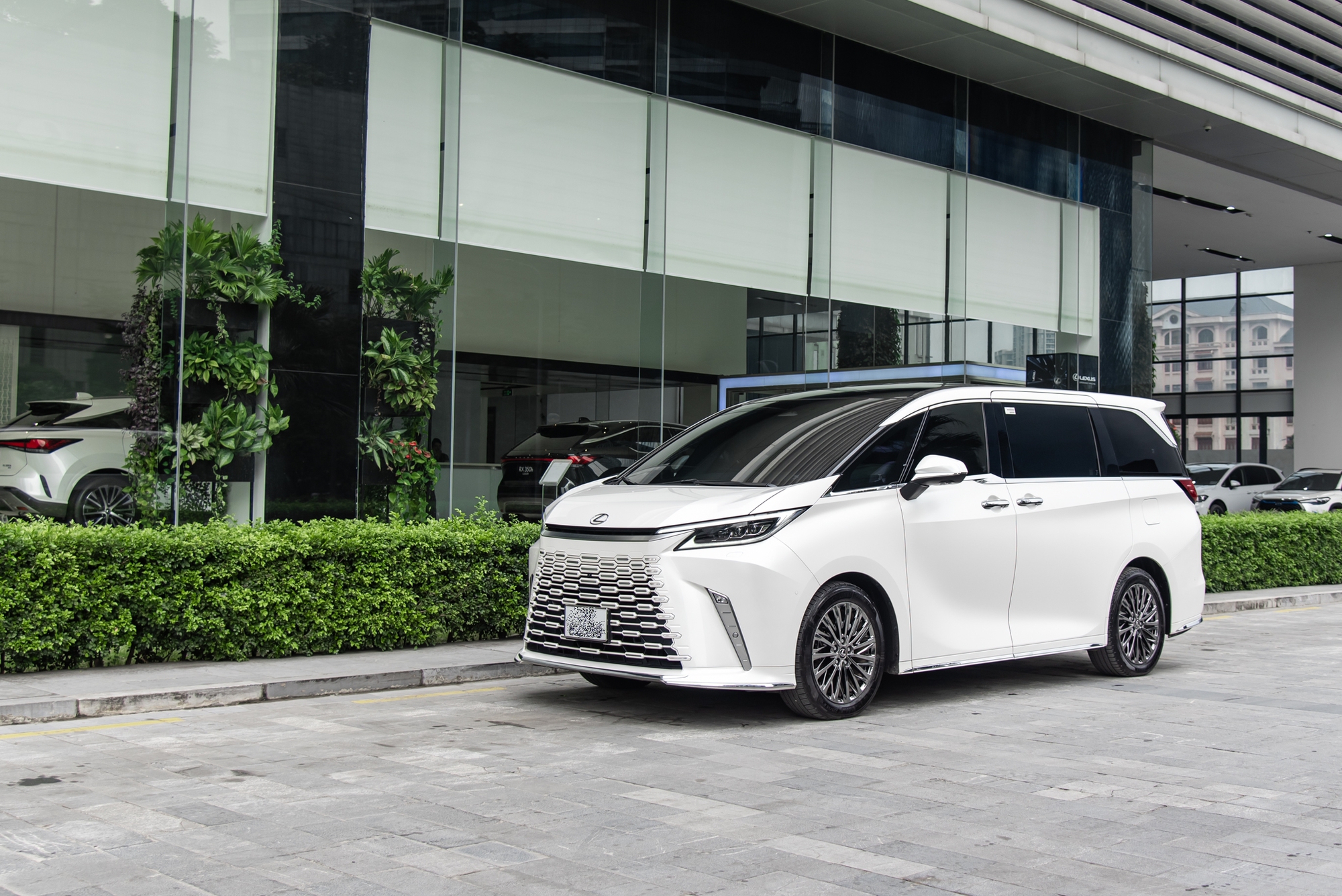 Cầm lái Lexus LM 500h: Góc nhìn rộng như SUV, có chế độ độc quyền cho ông chủ đến LX 600 cũng thèm muốn- Ảnh 2. Cầm lái Lexus LM 500h: Góc nhìn rộng như SUV, có chế độ độc quyền cho ông chủ đến LX 600 cũng thèm muốn- Ảnh 2.