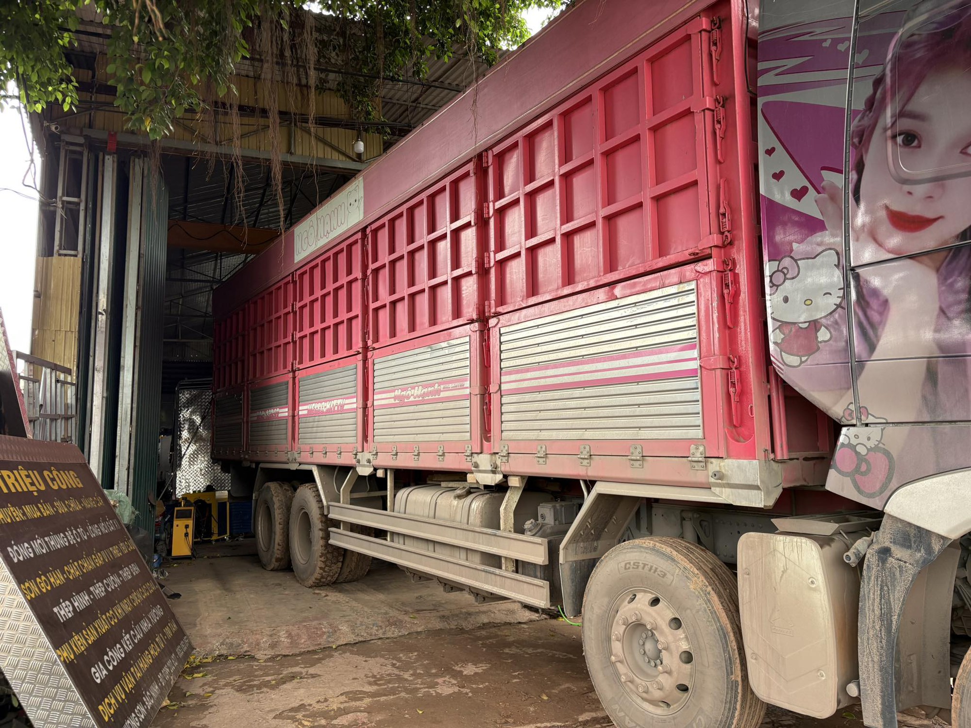 Mẹ đơn thân 26 tuổi lái xe tải chở 45 tấn nhu yếu phẩm vào vùng lũ Đắk Lắk- Ảnh 4.