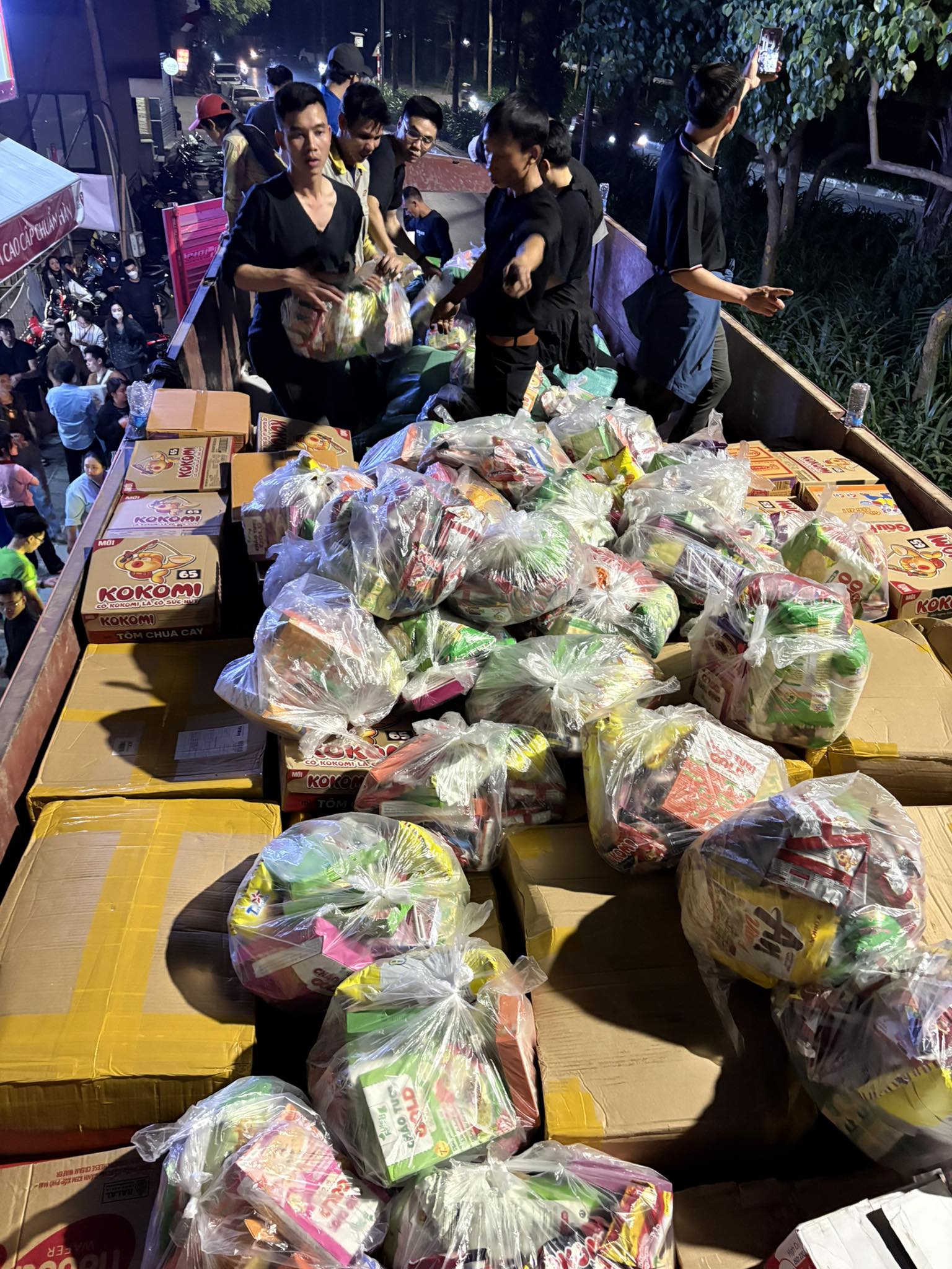 Mẹ đơn thân 26 tuổi lái xe tải chở 45 tấn nhu yếu phẩm vào vùng lũ Đắk Lắk- Ảnh 2.