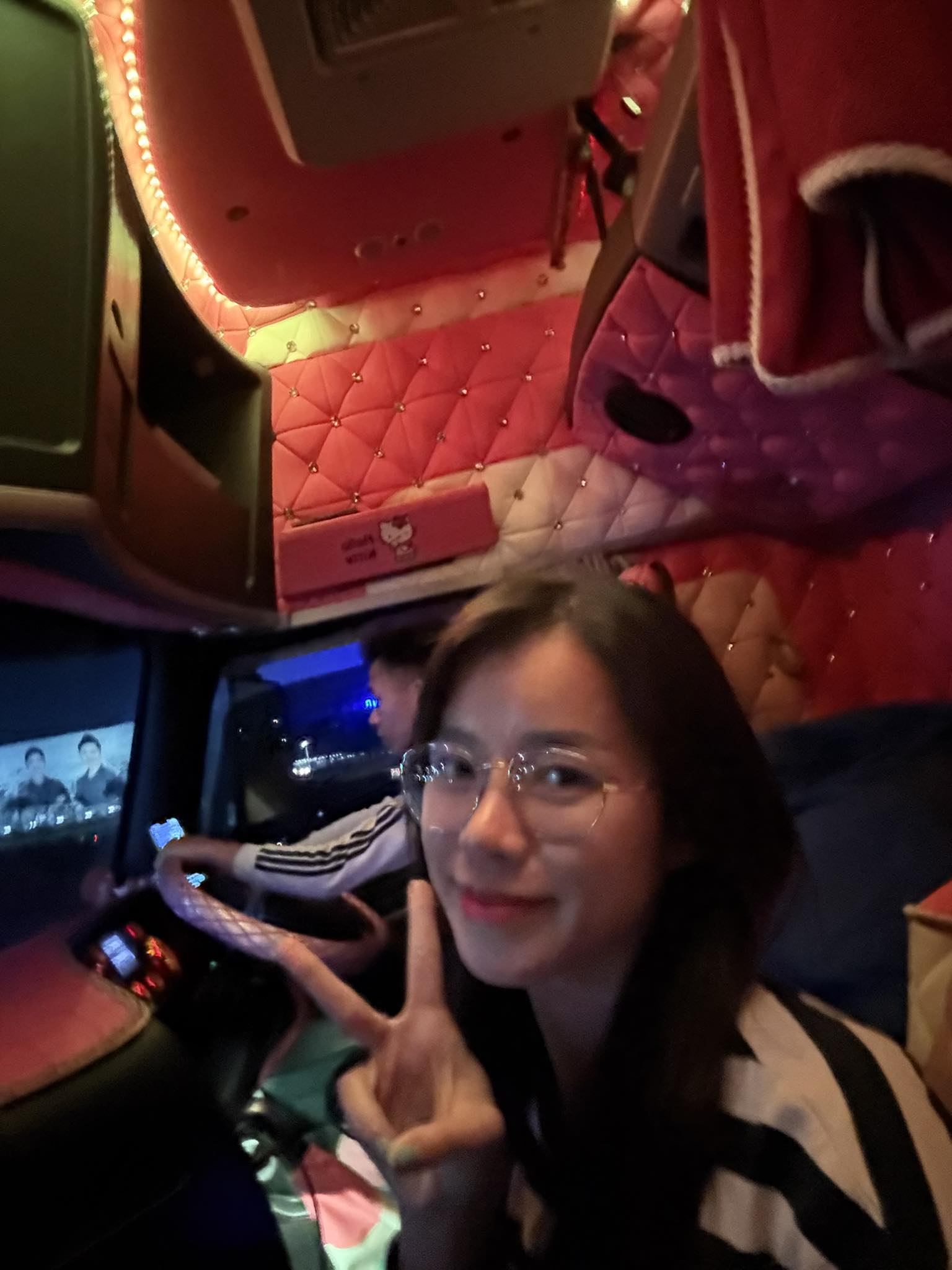 Mẹ đơn thân 26 tuổi lái xe tải chở 45 tấn nhu yếu phẩm vào vùng lũ Đắk Lắk- Ảnh 1.