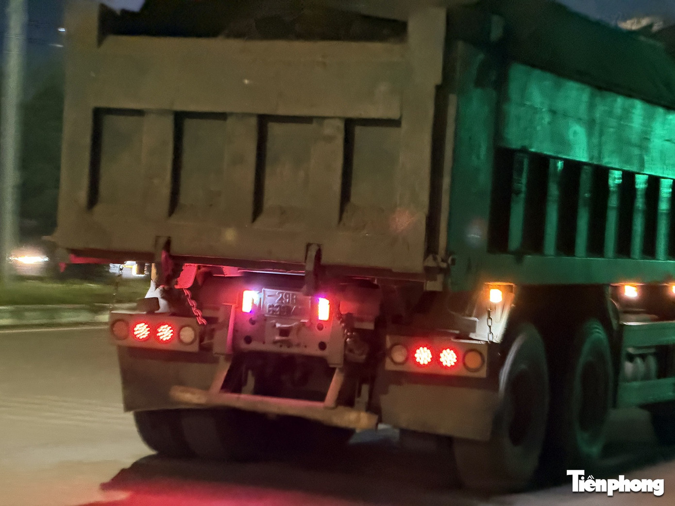 Hà Nội: Xe 'HOWO' che biển số, chở đất 'có ngọn' chạy nườm nượp trên đường- Ảnh 5.