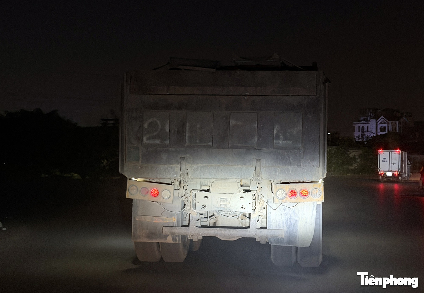 Hà Nội: Xe 'HOWO' che biển số, chở đất 'có ngọn' chạy nườm nượp trên đường- Ảnh 10.
