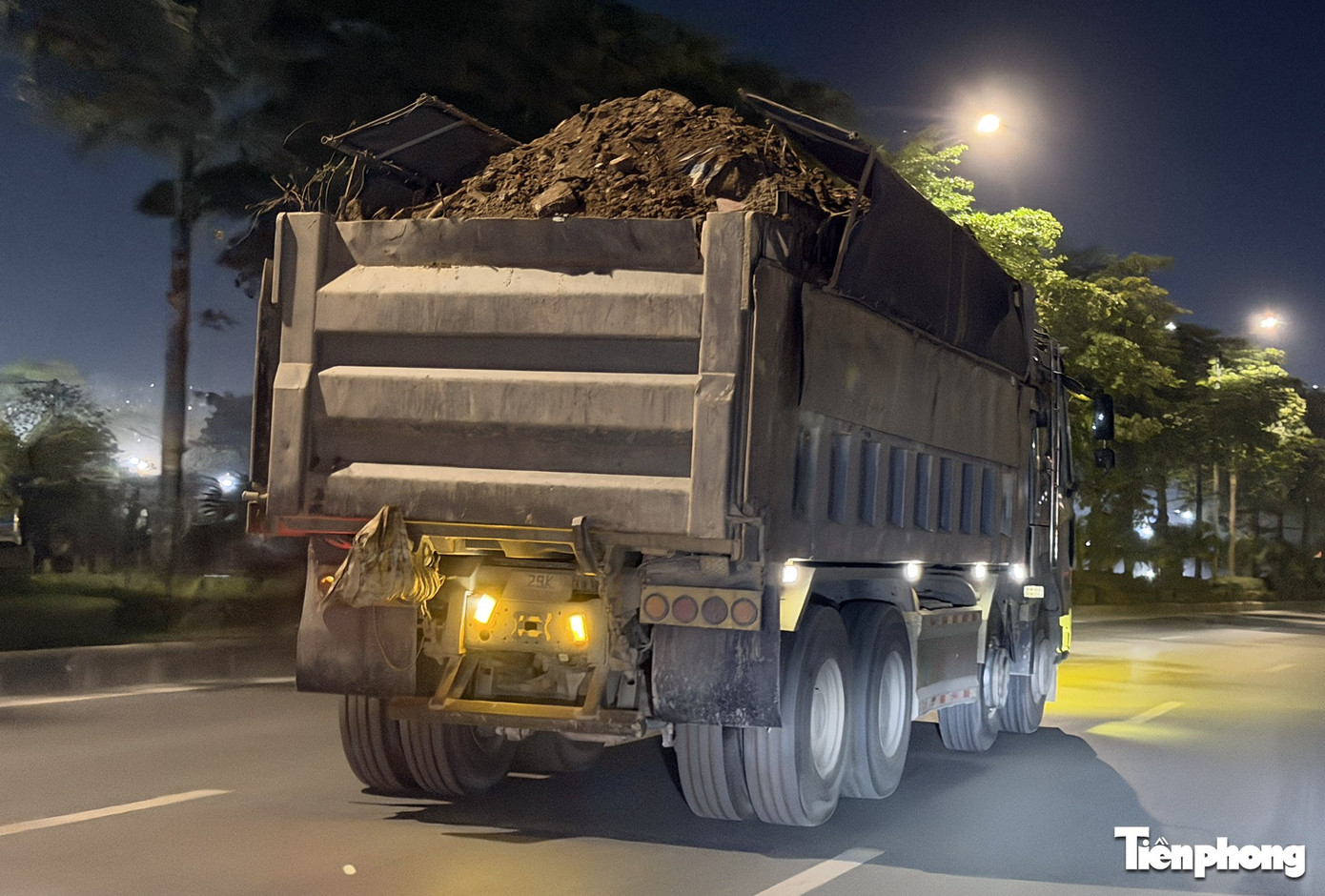 Hà Nội: Xe 'HOWO' che biển số, chở đất 'có ngọn' chạy nườm nượp trên đường- Ảnh 12.