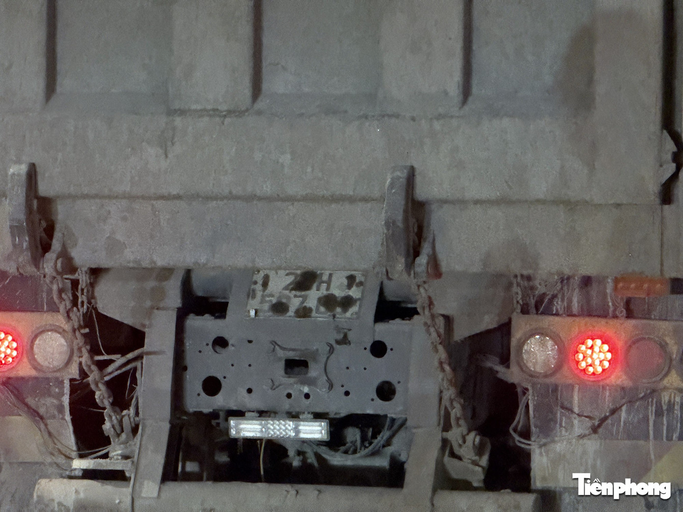 Hà Nội: Xe 'HOWO' che biển số, chở đất 'có ngọn' chạy nườm nượp trên đường- Ảnh 2.