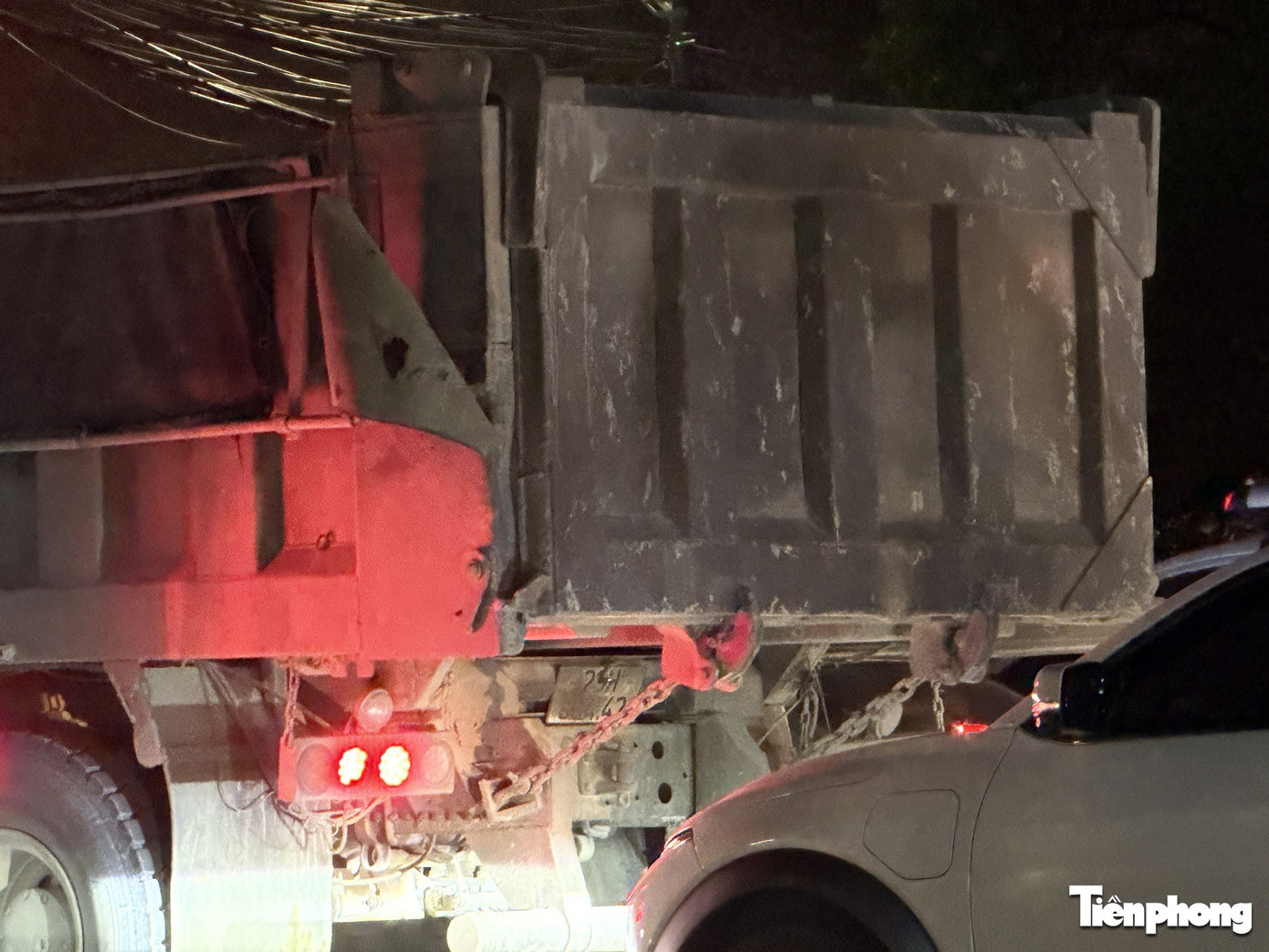 Hà Nội: Xe 'HOWO' che biển số, chở đất 'có ngọn' chạy nườm nượp trên đường- Ảnh 1.