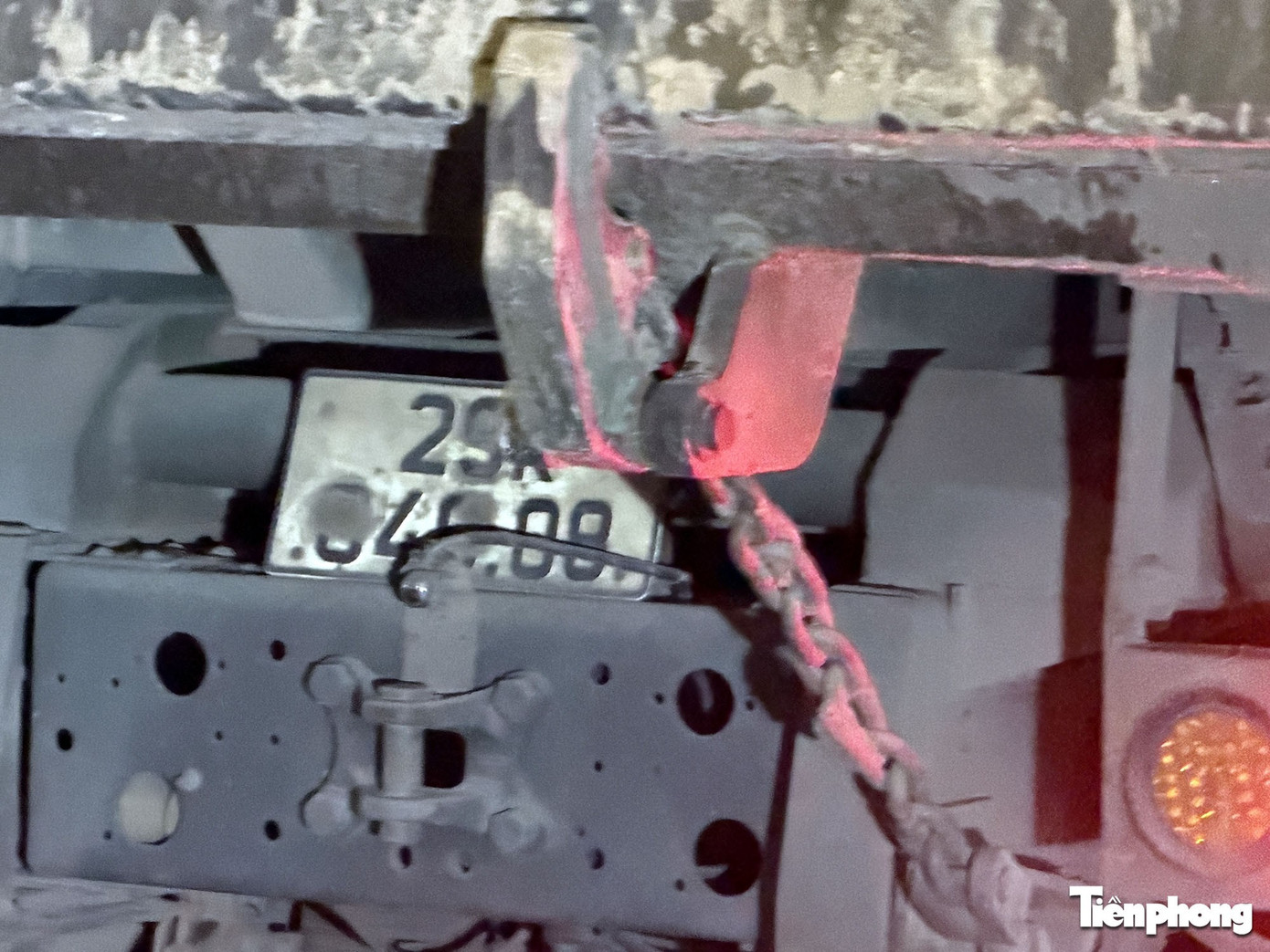 Hà Nội: Xe 'HOWO' che biển số, chở đất 'có ngọn' chạy nườm nượp trên đường- Ảnh 3.