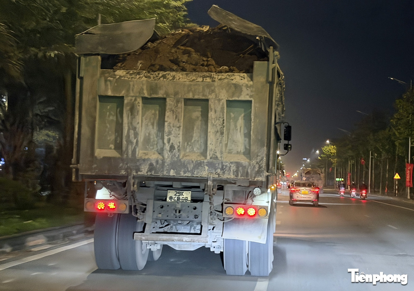 Hà Nội: Xe 'HOWO' che biển số, chở đất 'có ngọn' chạy nườm nượp trên đường- Ảnh 7.