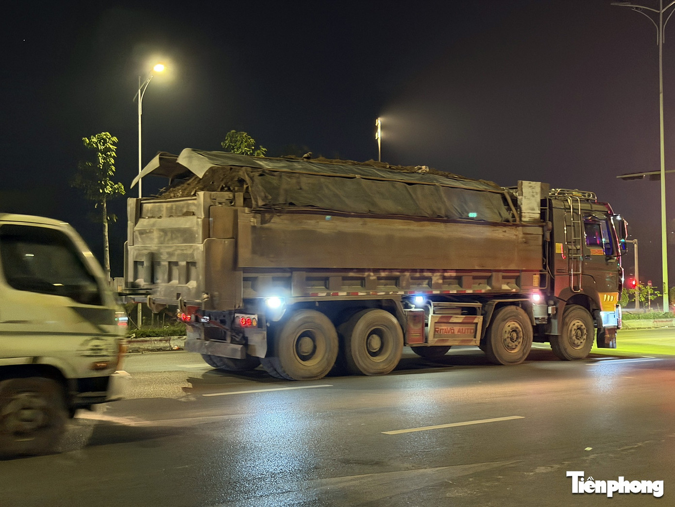 Hà Nội: Xe 'HOWO' che biển số, chở đất 'có ngọn' chạy nườm nượp trên đường- Ảnh 8.