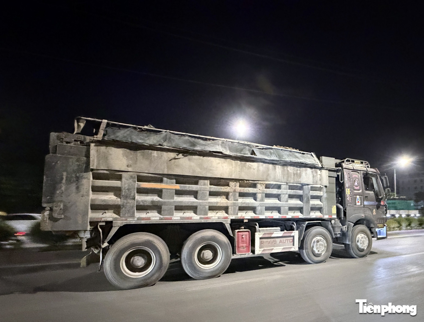 Hà Nội: Xe 'HOWO' che biển số, chở đất 'có ngọn' chạy nườm nượp trên đường- Ảnh 6.