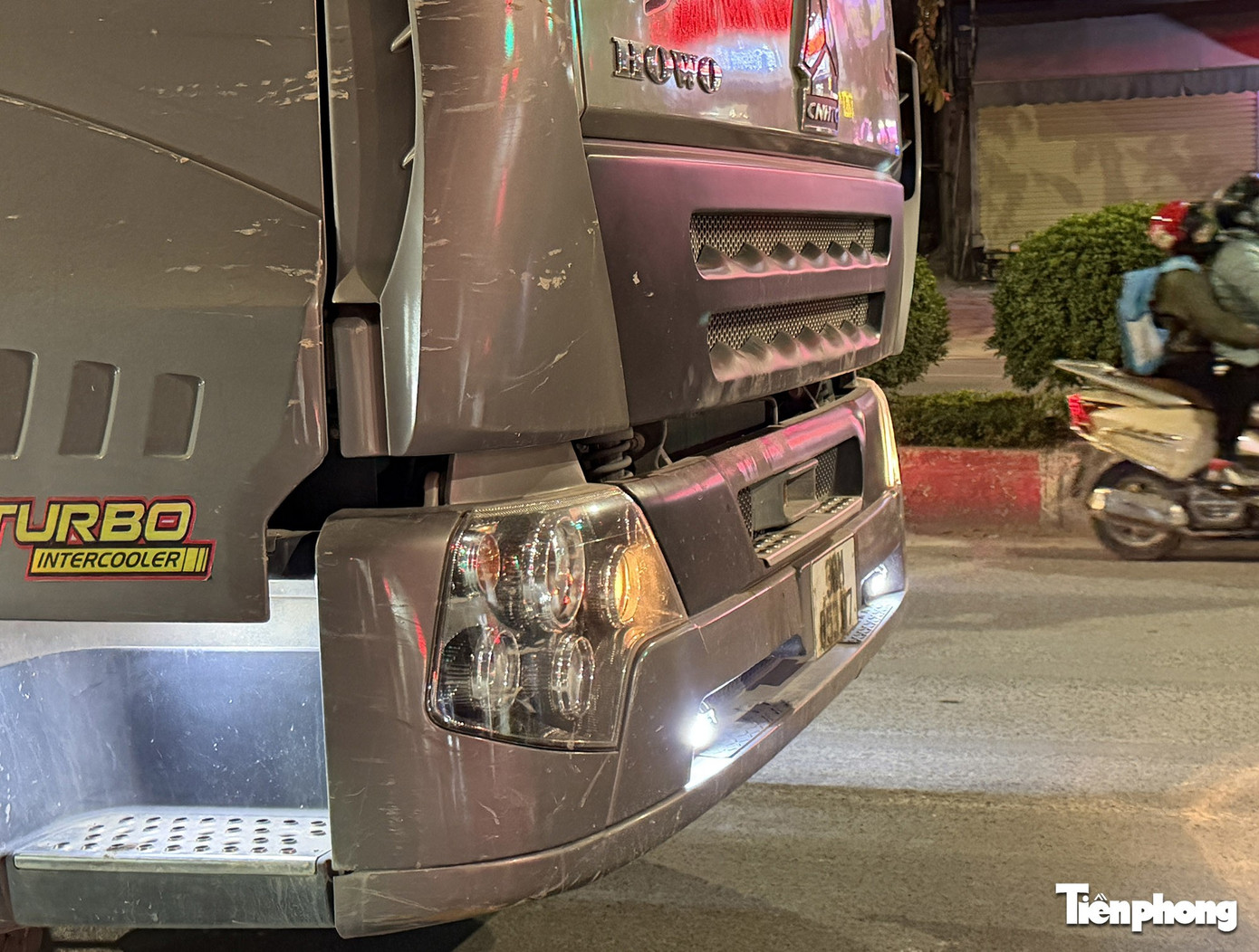 Hà Nội: Xe 'HOWO' che biển số, chở đất 'có ngọn' chạy nườm nượp trên đường- Ảnh 4.