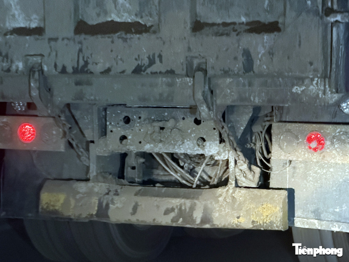 Hà Nội: Xe 'HOWO' che biển số, chở đất 'có ngọn' chạy nườm nượp trên đường- Ảnh 13.