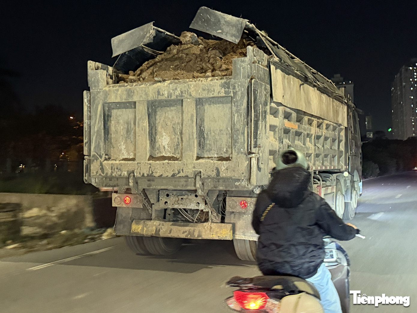 Hà Nội: Xe 'HOWO' che biển số, chở đất 'có ngọn' chạy nườm nượp trên đường- Ảnh 14.