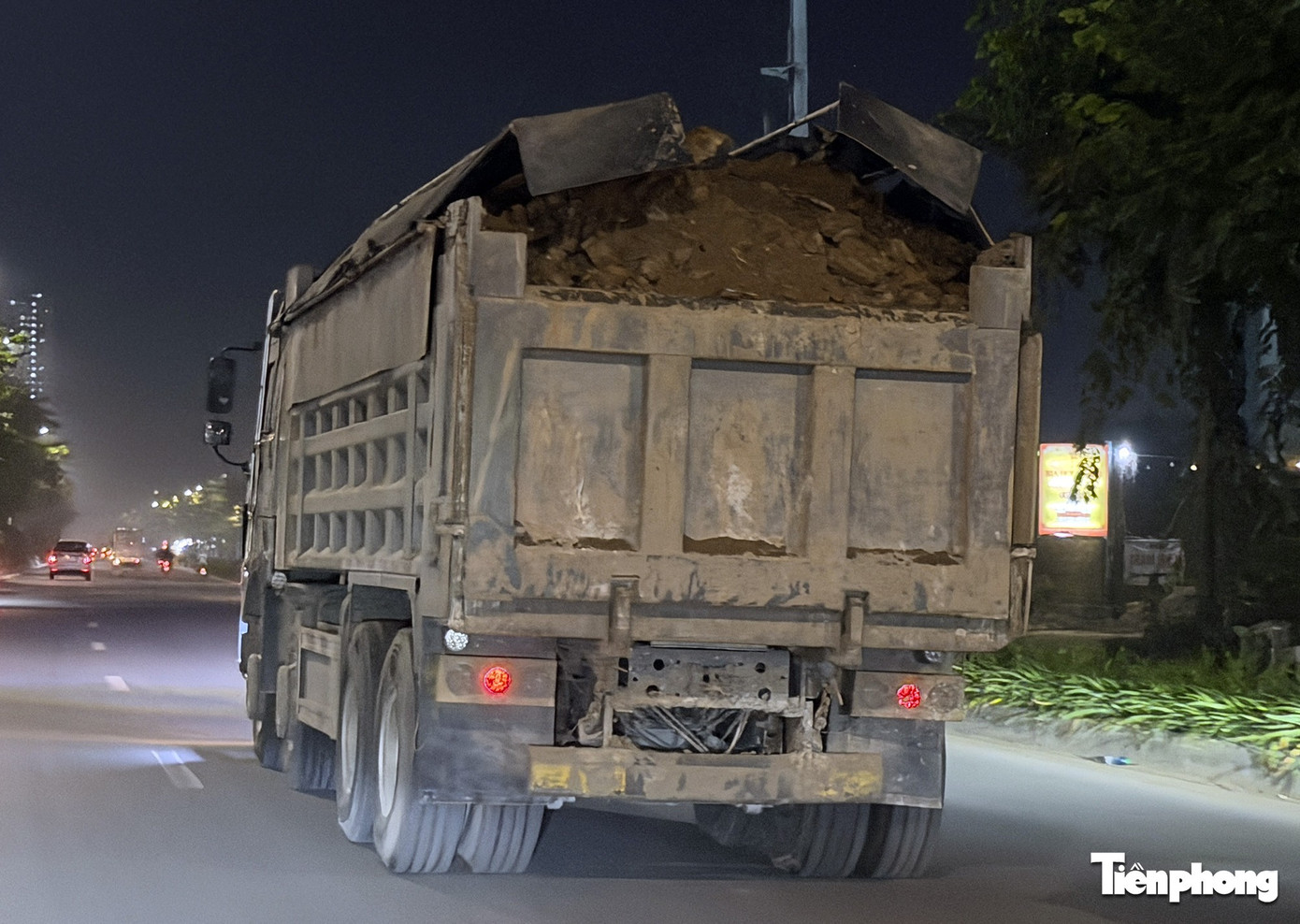 Hà Nội: Xe 'HOWO' che biển số, chở đất 'có ngọn' chạy nườm nượp trên đường- Ảnh 9.