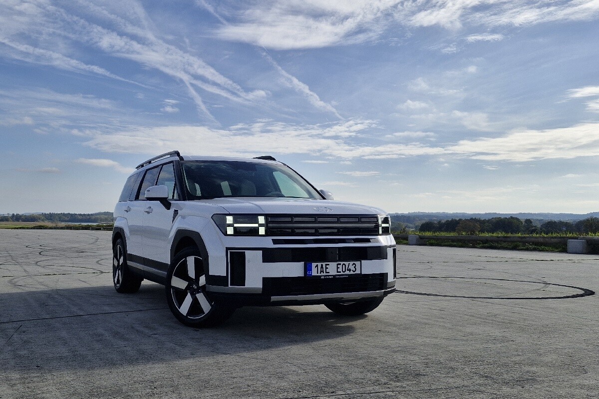 Hyundai Santa Fe sắp có bản điện không lo tìm trạm sạc: Có thể nạp điện bằng động cơ, ra mắt 2027, chạy được hơn 1.100km- Ảnh 2. Hyundai Santa Fe sắp có bản điện không lo tìm trạm sạc: Có thể nạp điện bằng động cơ, ra mắt 2027, chạy được hơn 1.100km- Ảnh 2.