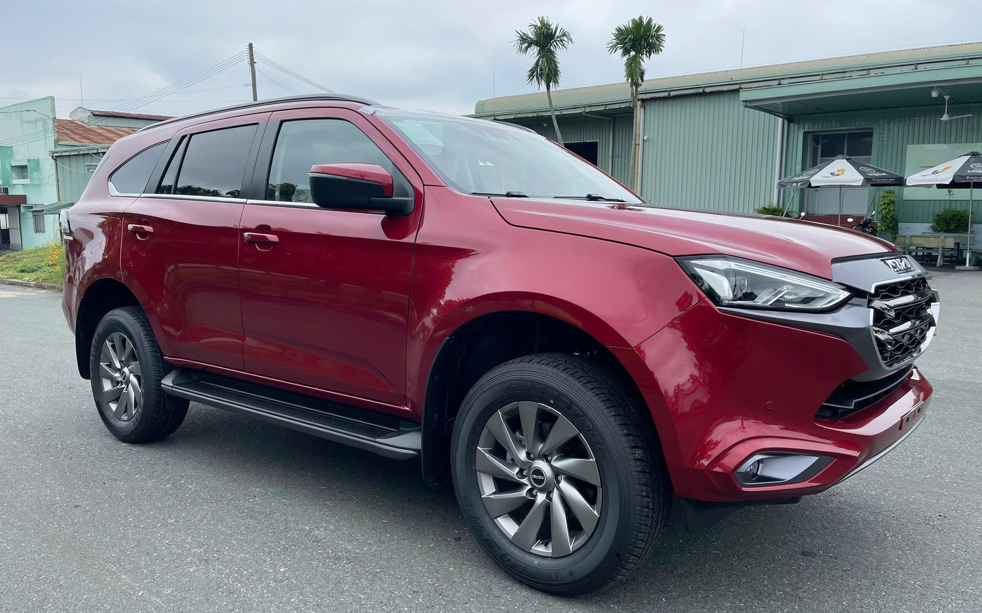 Isuzu mu-X giảm giá tới 330 triệu đồng tại đại lý