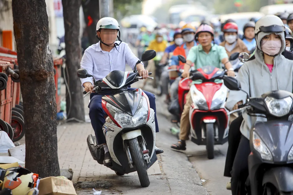 Vợ chồng mượn xe của nhau để di chuyển có bị phạt lỗi "đi xe không sang tên đổi chủ"?- Ảnh 1. Vợ chồng mượn xe của nhau để di chuyển có bị phạt lỗi "đi xe không sang tên đổi chủ"?- Ảnh 1.