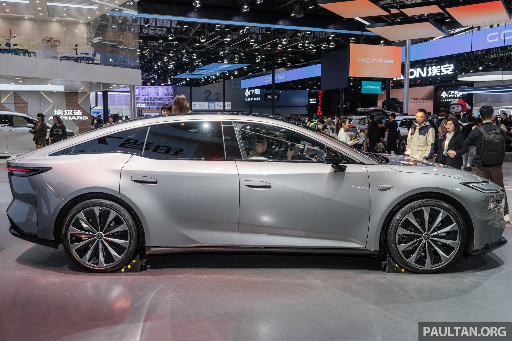 Toyota có sedan thuần điện cỡ lớn: Đầu giống Camry, đấu BMW i7 bằng động cơ 277 mã lực, chạy Hà Nội - Huế không cần sạc- Ảnh 2.