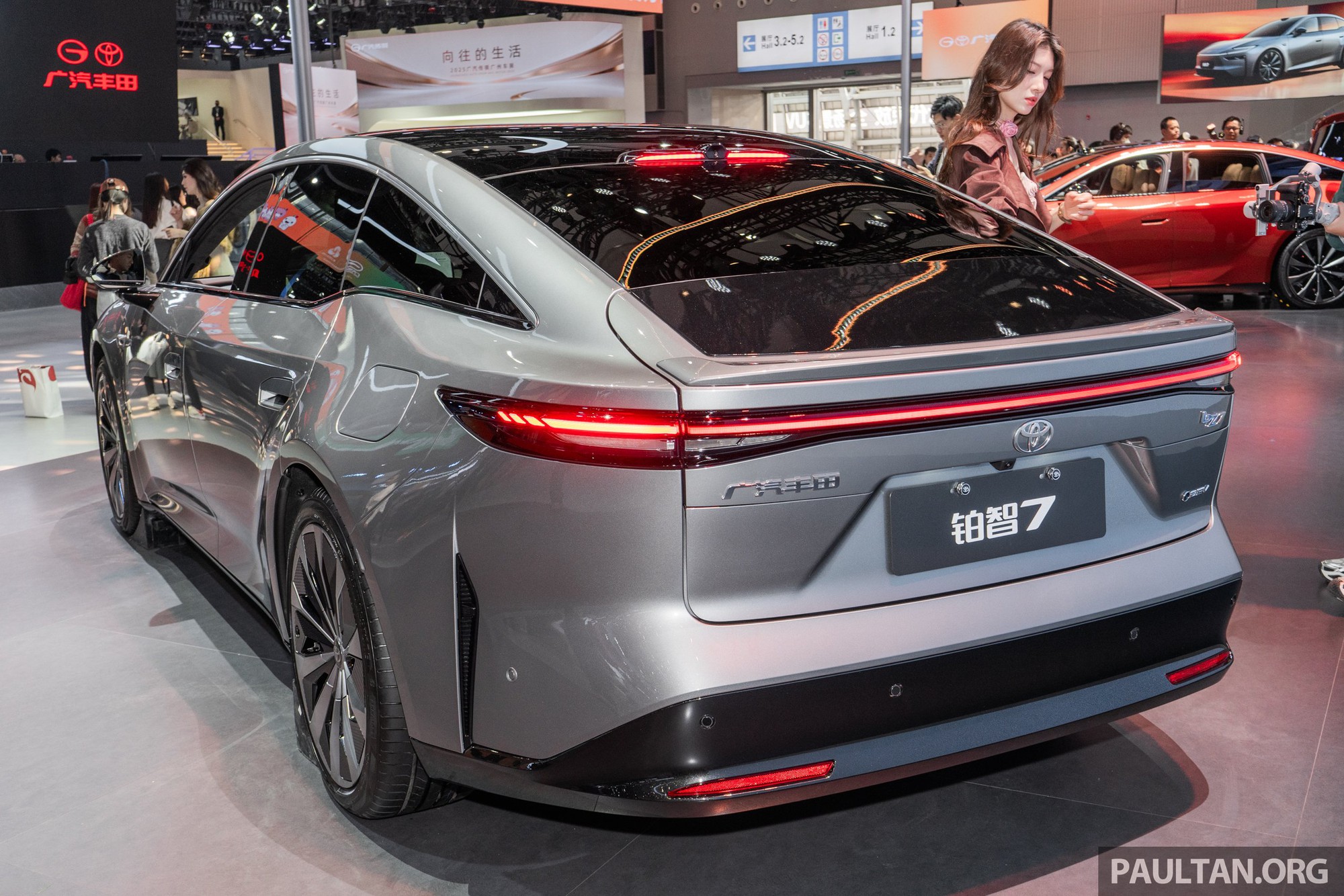 Toyota có sedan thuần điện cỡ lớn: Đầu giống Camry, đấu BMW i7 bằng động cơ 277 mã lực, chạy Hà Nội - Huế không cần sạc- Ảnh 5.