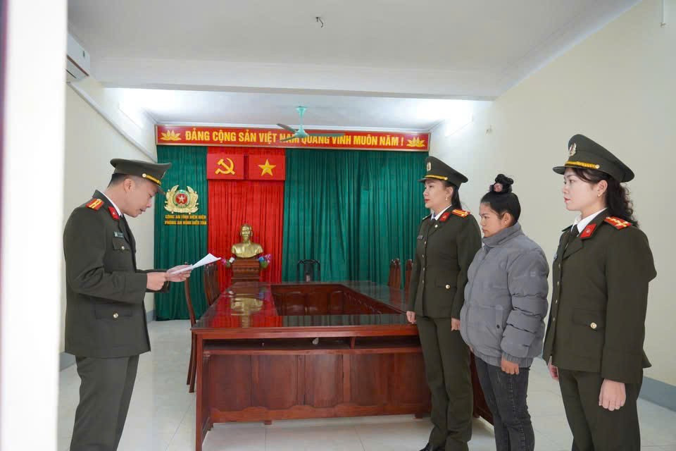 Bắt đối tượng bán hàng chục giấy phép lái xe mô tô giả cho người không biết chữ- Ảnh 1.