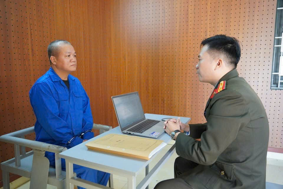 Bắt đối tượng bán hàng chục giấy phép lái xe mô tô giả cho người không biết chữ- Ảnh 2.