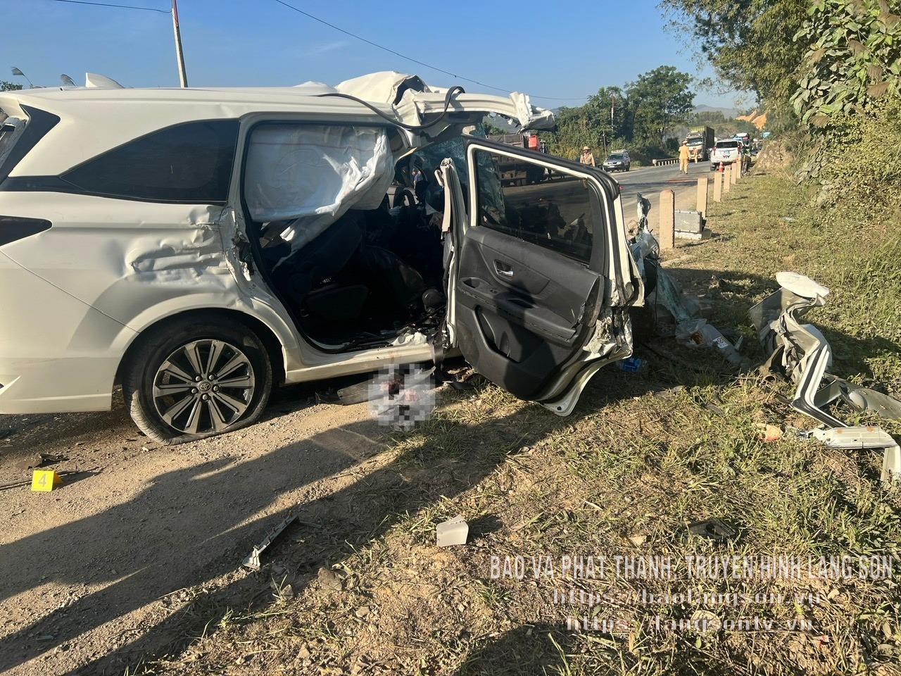 Vụ tai nạn khiến 4 người tử vong trong ô tô: Camera ghi lại cảnh xe 7 chỗ húc thẳng vào ô tô tải trên quốc lộ 1A- Ảnh 3.