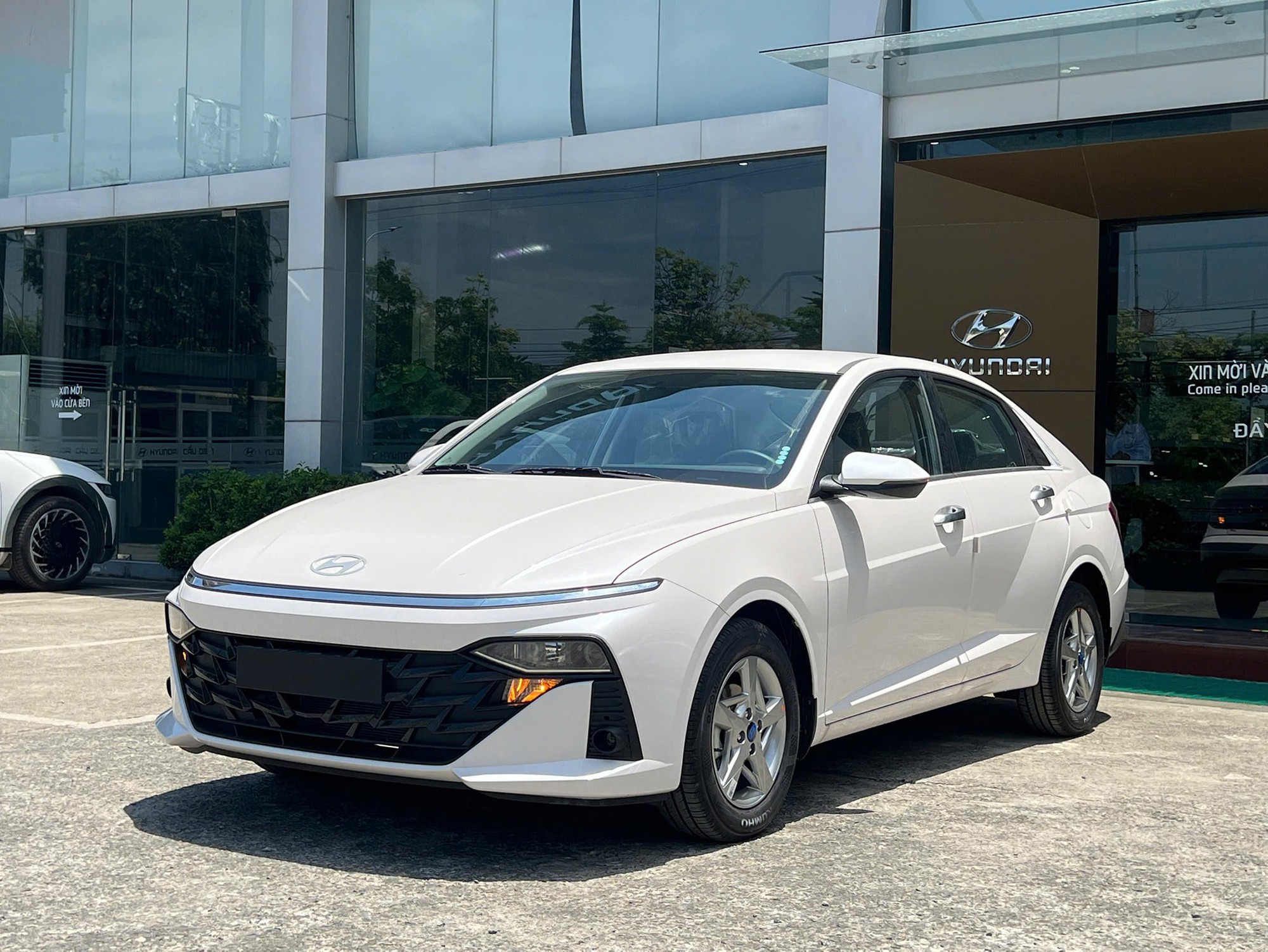 Chọn xe đô thị: Xe điện cỡ nhỏ hay sedan truyền thống- Ảnh 1.