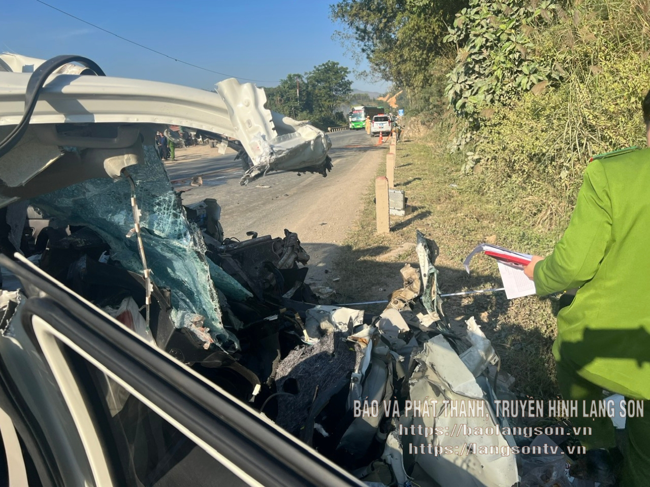 Vụ tai nạn khiến 4 người tử vong trong ô tô: Camera ghi lại cảnh xe 7 chỗ húc thẳng vào ô tô tải trên quốc lộ 1A- Ảnh 2.