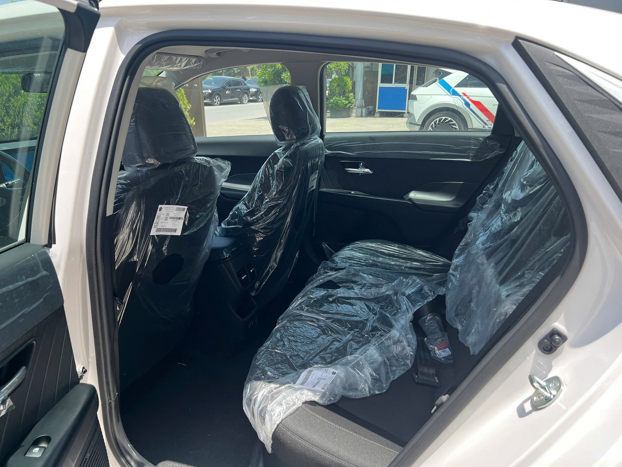 Chọn xe đô thị: Xe điện cỡ nhỏ hay sedan truyền thống- Ảnh 4.