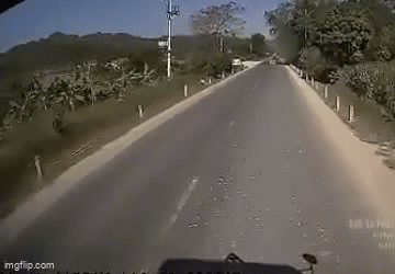 Vụ tai nạn khiến 4 người tử vong trong ô tô: Camera ghi lại cảnh xe 7 chỗ húc thẳng vào ô tô tải trên quốc lộ 1A- Ảnh 1.