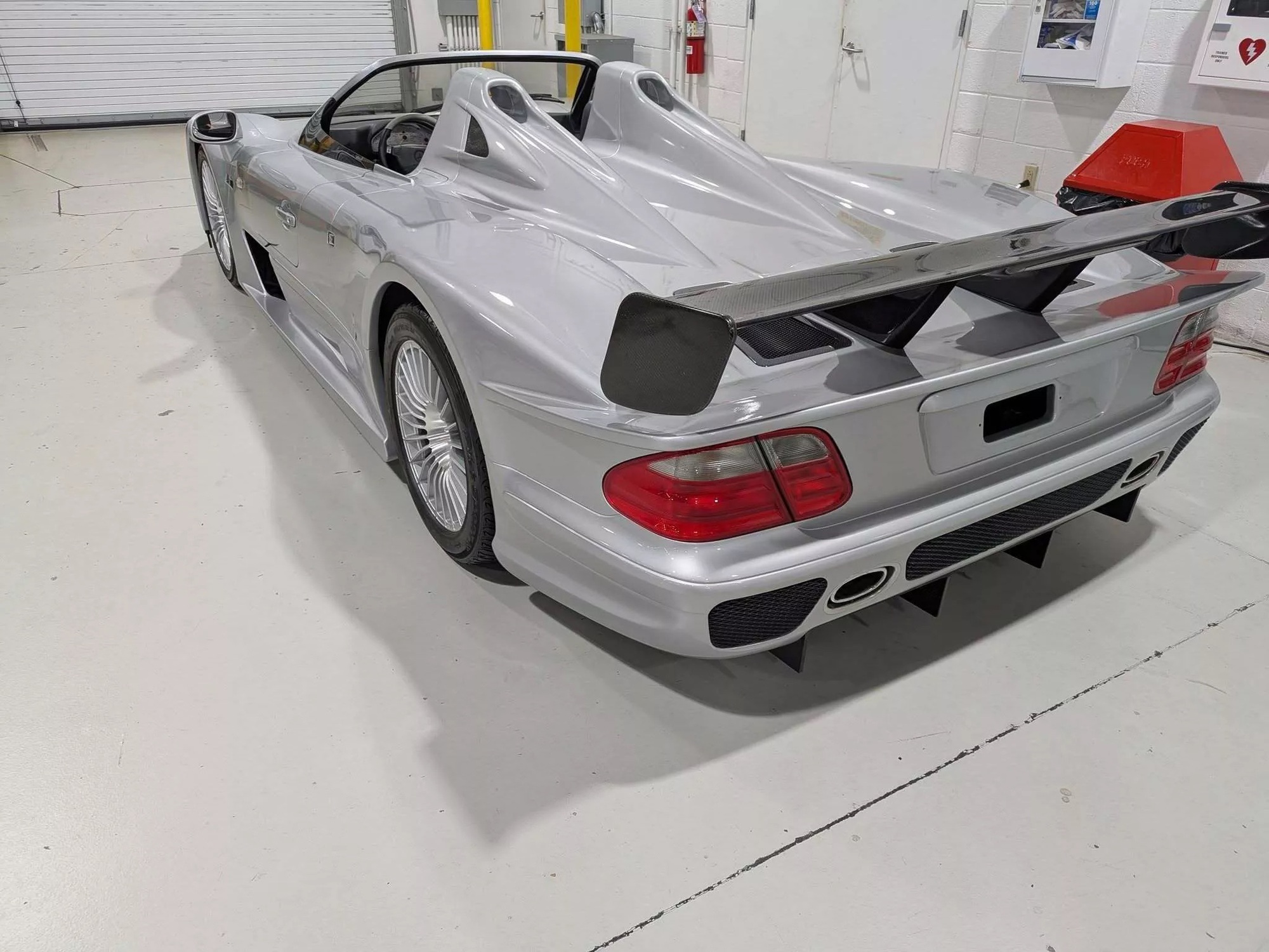 Mercedes CLK-GTR Roadster gi&aacute; quy đổi 342 tỷ đồng bị tịch thu, lai lịch chủ xe khiến ai cũng ngỡ ng&agrave;ng- Ảnh 3.