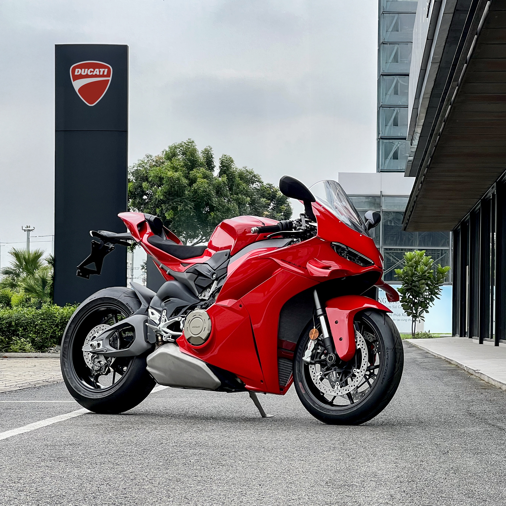 Ducati Panigale V4 - Siêu mô tô Hoàng Kim Khánh và Minh Nhựa sở hữu có bản mới về Việt Nam: Cải tiến khí động học, công nghệ, thiết kế chuẩn MotoGP- Ảnh 2. Ducati Panigale V4 - Siêu mô tô Hoàng Kim Khánh và Minh Nhựa sở hữu có bản mới về Việt Nam: Cải tiến khí động học, công nghệ, thiết kế chuẩn MotoGP- Ảnh 2.