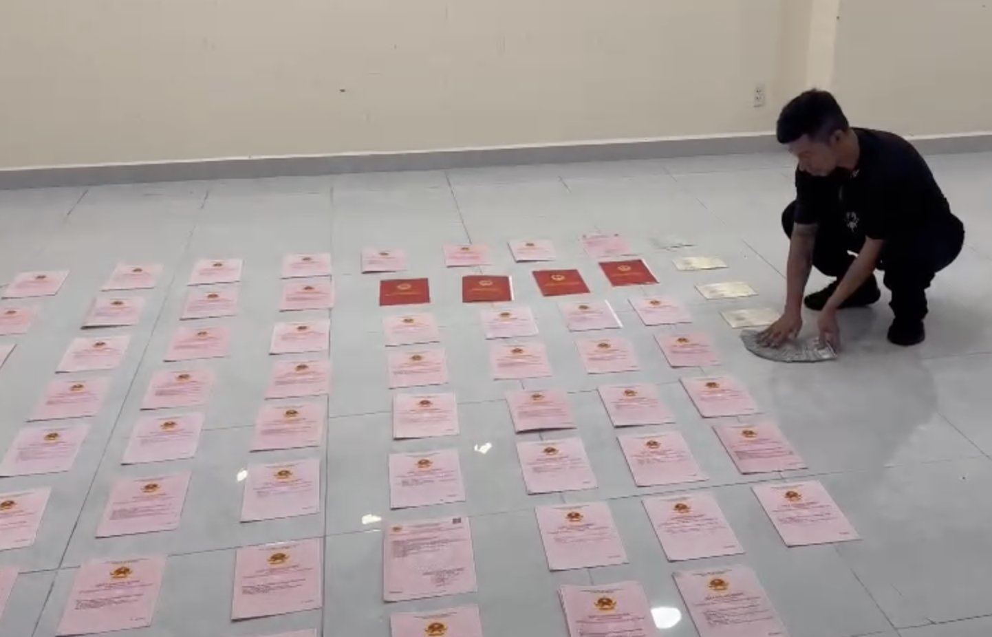 4 vụ án, 198 sổ đỏ, hơn 1.000 cây vàng và hàng loạt siêu xe... gây chấn động- Ảnh 1.