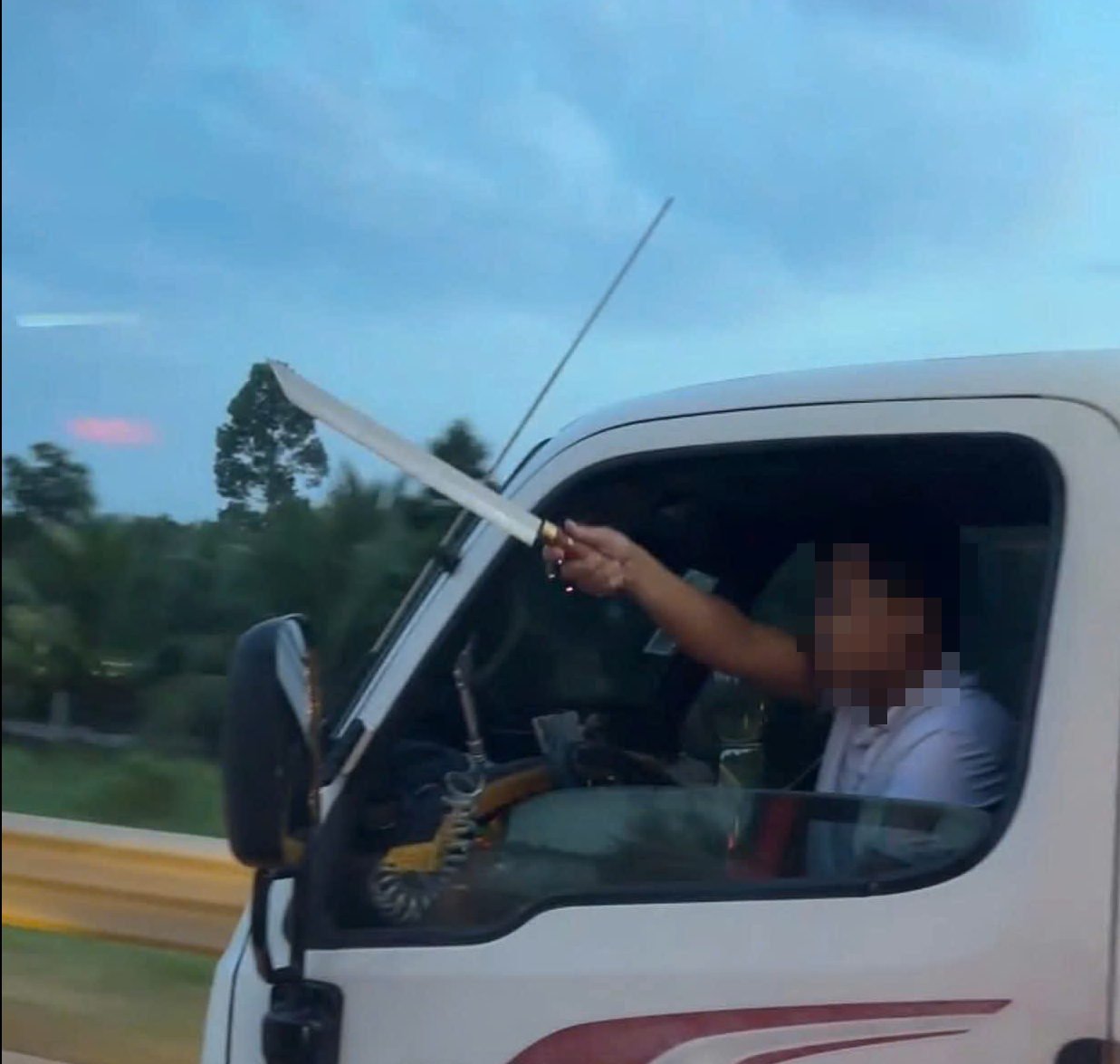 Tài xế ô tô không thắt dây an toàn, cầm dao "hổ báo" trên cao tốc- Ảnh 1.