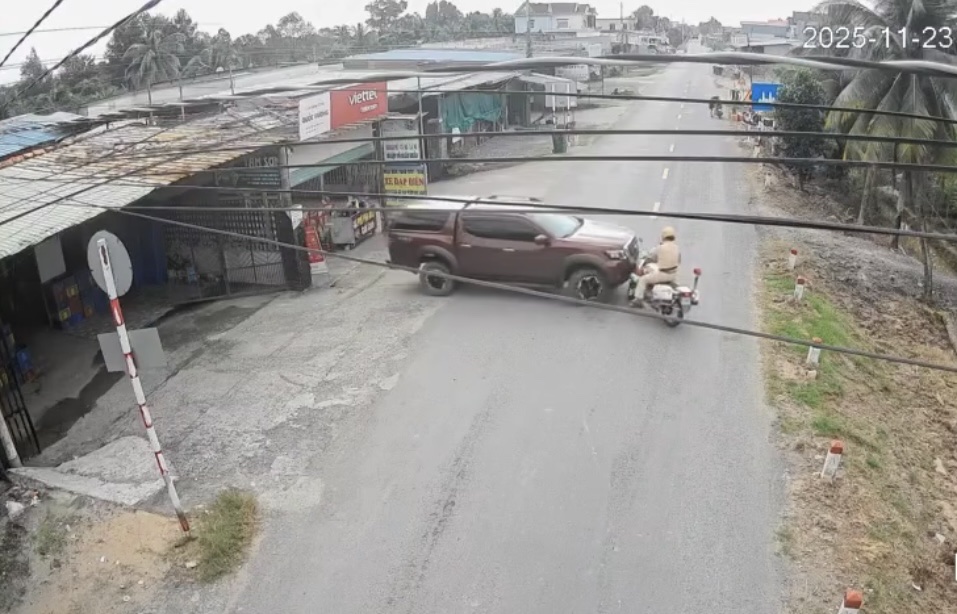 Truy tìm tài xế ô tô bán tải tông CSGT rồi bỏ trốn- Ảnh 1. Truy tìm tài xế ô tô bán tải tông CSGT rồi bỏ trốn- Ảnh 1.